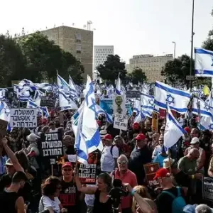آلاف الإسرائيليين يطالبون بصفقة تبادل وإجراء انتخابات مبكرة