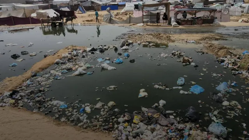 الصحة بغزة تحذر من انتشار الأوبئة نتيجة تسرب مياه الصرف الصحي وتراكم النفايات