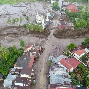 عشرات القتلى والمفقودين إثر فيضانات وحمم في إندونيسيا