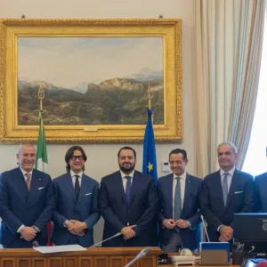 وزير الدولة بوزارة الخارجية يجتمع مع عدد من المسؤولين الإيطاليين
