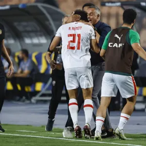 مدرب الزمالك "يثير ضجة" بعد دفعه للحكم خلال مباراة في الدوري المصري