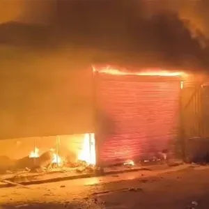 صور من حريق سوق حي العامل.. الدفاع المدني في الكرخ يستنفر
