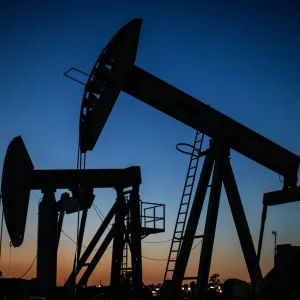 النفط يرتفع بنسبة 1% بعد قراءة بيانات نمو الاقتصاد الأميركي الضعيفة والمخاطر الجيوسياسية