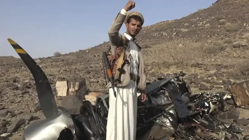 الحوثيون يوسعون دائرة هجماتهم ويستهدفون بالصواريخ سفينة شحن في البحر الأحمر
