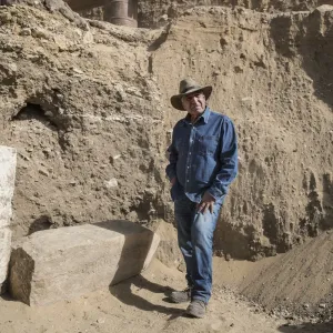 أشهر عالم آثار مصري يرد على بلاغ مقدم ضده