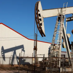 النفط ينخفض عقب بيانات المخزونات الأميركية