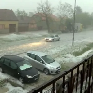 فيديو. شاهد: عاصفة قوية من البرد والريح العاتية تقتل شحصين وتدمر منازل وبنى تحتية في كرواتيا