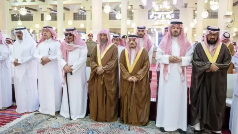 أمير الرياض يؤدي صلاة الميت على الأمير منصور بن بدر