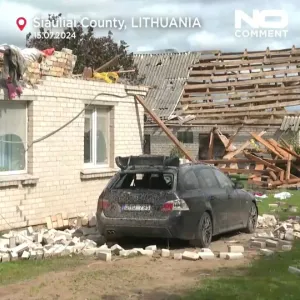 فيديو. ليتوانيا: إعصار قوي يقتلع أسطح المنازل ويدمّر السيارات