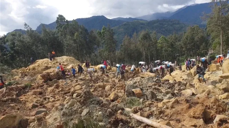 بابوا غينيا الجديدة: انهيار أرضي يتسبب في دفن أكثر من 300 شخص
