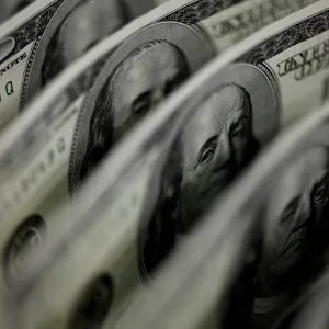 الدولار يتمسك بمكاسبه وسط تقلص رهانات خفض الفائدة