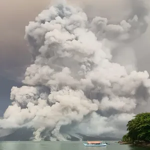 ثوران بركان في إندونيسيا مجدداً وأوامر بالإخلاء