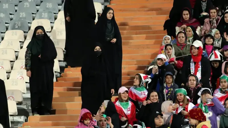 إيران - حظر دخول النساء الملاعب بعد احتضان مشجعة لحارس مرمى