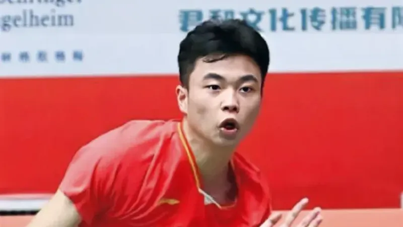 وفاة لاعب صيني انهار أثناء مباراة في بطولة آسيا لكرة الريشة