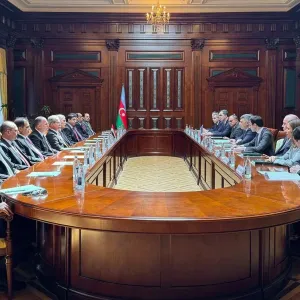 القاضي زيدان يزور المحكمتين العليا والدستورية في أذربيجان
