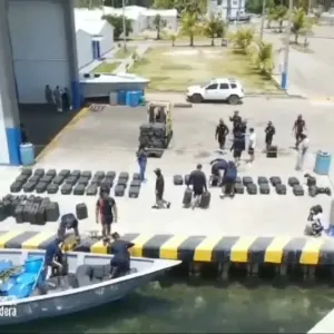 فيديو:البحرية الكولومبية تصادر 3 أطنان من الكوكايين في البحر الكاريبي