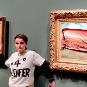 ناشطة مناخ تخرب لوحة عالمية لكلود مونيه بمتحف أورسيه بباريس