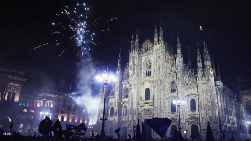 قد تعتقد إنها لقطة من فيلم   جمهور إنتر اشعل الأجواء في ساحة الدومو بمدينة ميلانو احتفالا بلقب الدوري