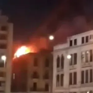 حريق هائل بعقار أمام محطة رمسيس ..فيديو