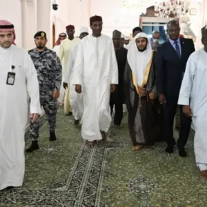 رئيس وزراء النيجر يتشرف بزيارة المسجد النبوي ويؤدي الصلاة ويسلم على الرسول الكريم