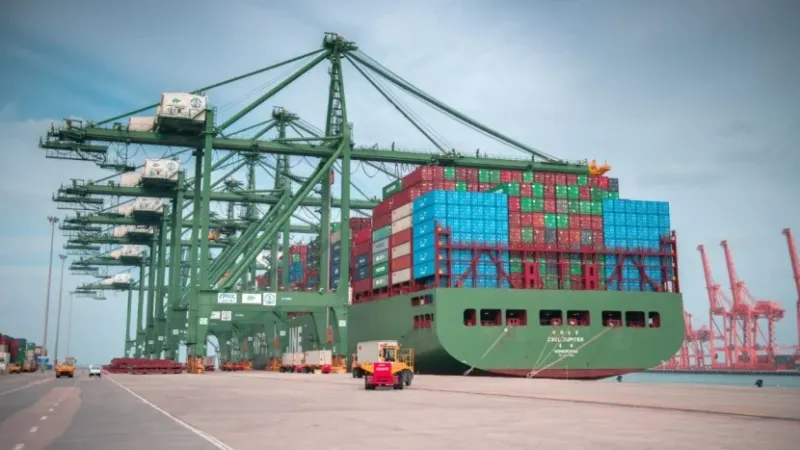 "موانئ" تضيف خدمة الشحن "cbs" إلى ميناء جدة الإسلامي لتعزيز ربط السعودية بموانئ الصين