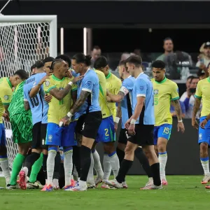 اشتباك بين لاعبي برشلونة رافينيا وأراخو خلال مباراة البرازيل والأوروغواي