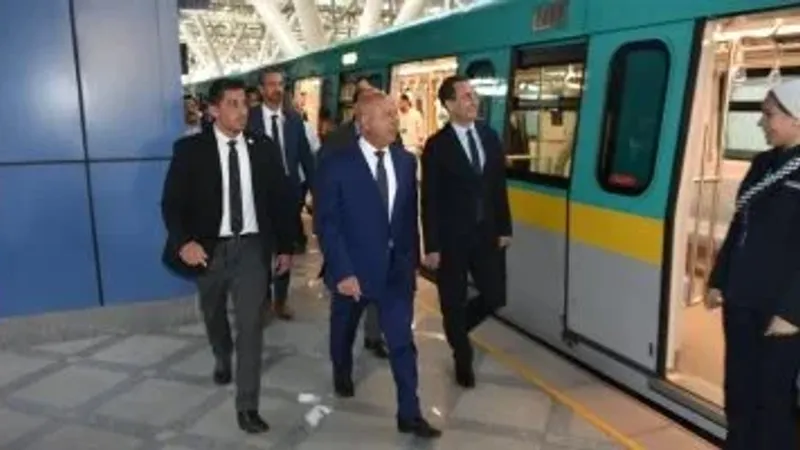 وزير النقل وسفير فرنسا يستقلان القطار الكهربائى الخفيف والخط الثالث للمترو