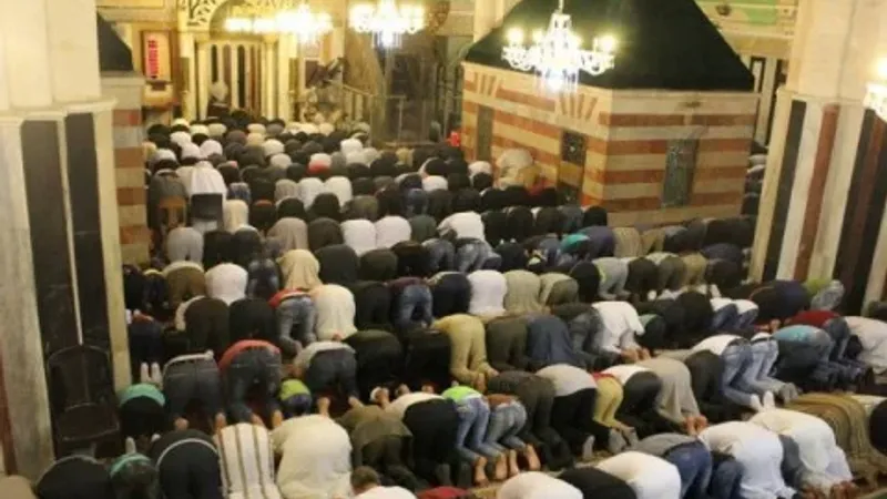 5 آلاف فلسطيني يؤدون صلاة العيد في "المسجد الإبراهيمي" بالخليل