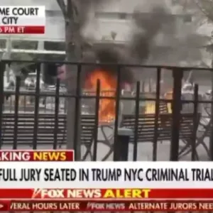 شاهد.. رجل يشعل النيران في جسده أمام محكمة في نيويورك أثناء محاكمة ترامب