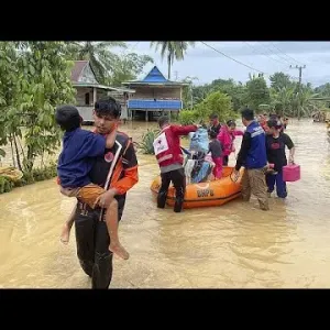 شاهد: شوارع إندونيسيا تتحوّل إلى أنهار.. فيضانات وانهيارات أرضية تضرب جزيرة سولاويسي وتخلف 14 قتيلاً