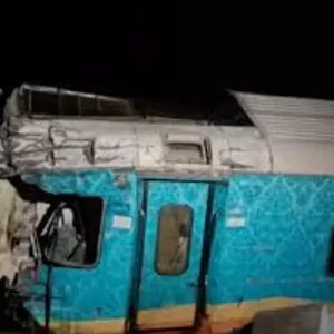 حطام عربات مقلوبة وأخرى ترتفع في الهواء.. تصادم قطارين في الهند يخلف 15 قتيلًا