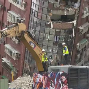 هدم مبنى مائل بشدة في تايوان بعد زلزال عنيف