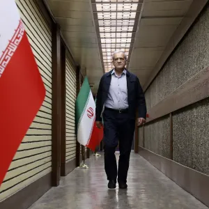 معركة الرئاسة في إيران: هل يستطيع بزشكيان الإصلاحي إسقاط جليلي المتشدد؟