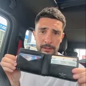 "لا يحدث إلا في السعودية".. لاعب كرة قدم أجنبي يعلق على محفظته "الضائعة".. فيديو