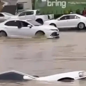 بالفيديو.. أمطار محايل تغمر منازل وتجرف مركبات