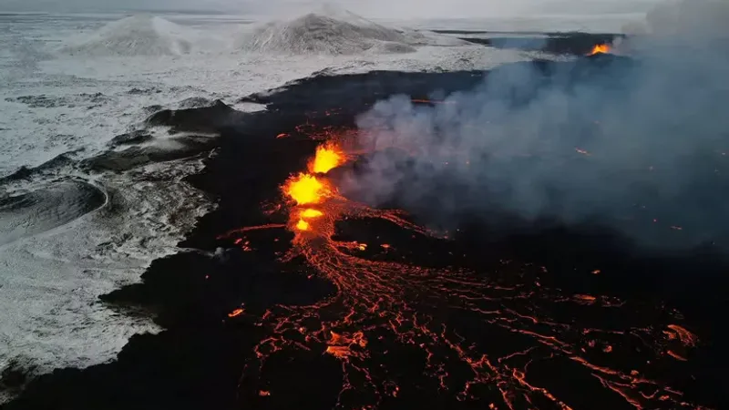 صور تحبس الأنفاس: شاهد بركان آيسلندا يرسم لوحة نارية في محيط ثورانه