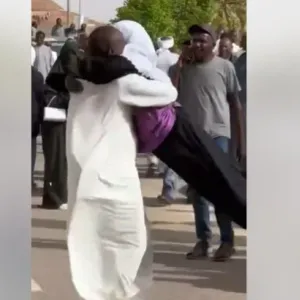 فيديو مؤثر.. شاب ليبي يحمل والدته ويدور بها احتفالاً بعودتها من الحج