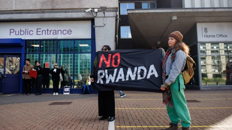 بريطانيا تنفذ أول عملية من نوعها بترحيل طالب لجوء إلى رواندا