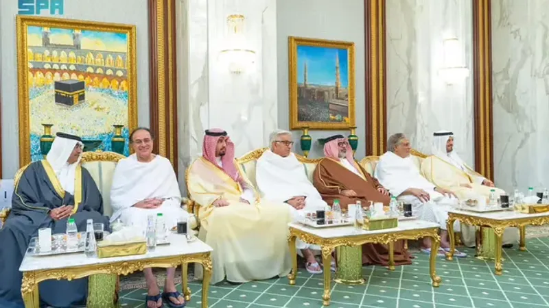 الأمير محمد بن سلمان يستقبل رئيس الوزراء الباكستاني بحضور ولي عهد البحرين