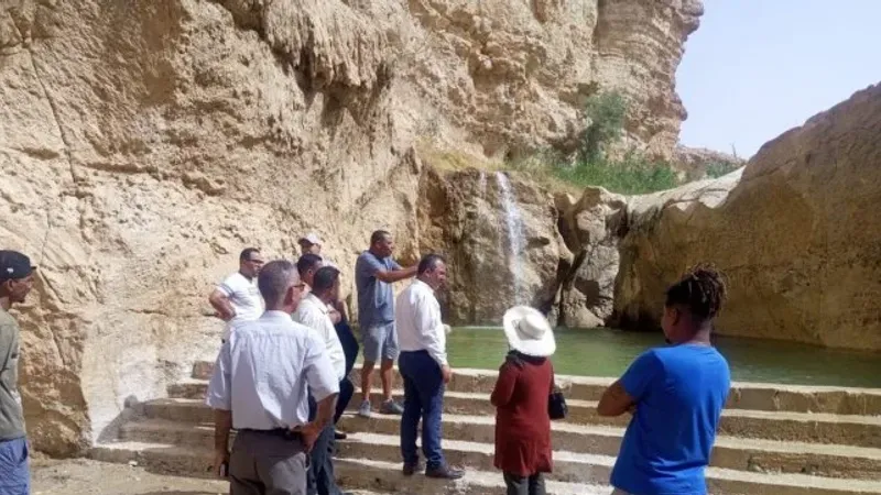 توزر : مواطنون يقدمون على بناء حائط لحصر المياه المتأتية من شلال تمغزة