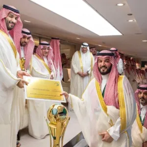 شاهد: ولي العهد يسلم رئيس الهلال "فهد بن نافل" الجائزة المالية لبطولة كأس الملك