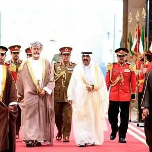 سمو أمير البلاد على رأس مودعي سلطان عمان لدى مغادرته الكويت بعد زيارة دولة