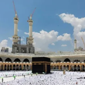 أداء جموع المصلين آخر صلاة جمعة في شهر رمضان المبارك بالمسجد الحرام