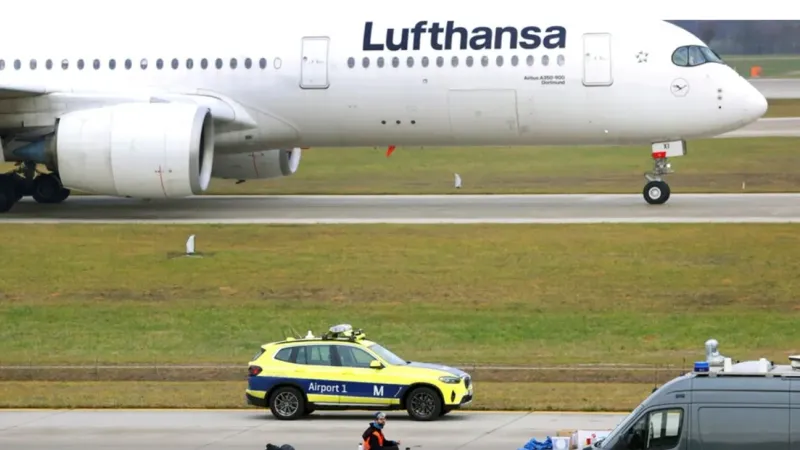 نشطاء حماية المناخ يشلون حركة الطيران في مطار ميونخ