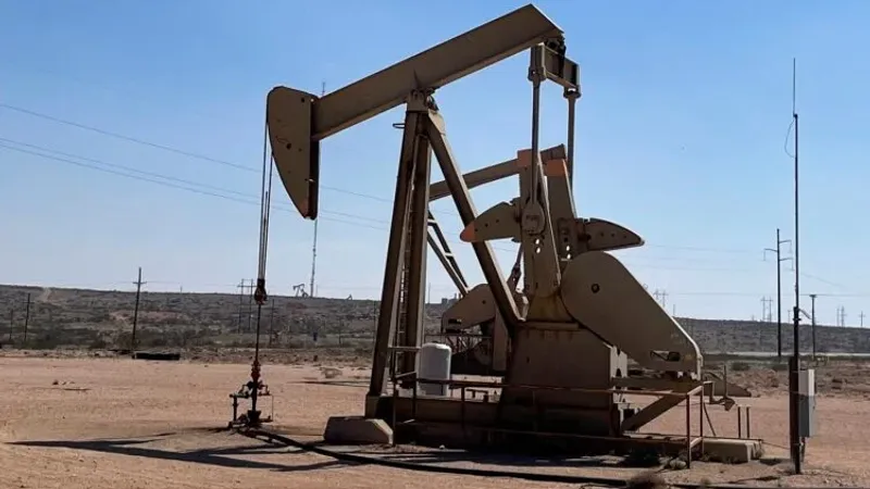 أسعار النفط تقفز 3 بالمئة وسط تقارير عن ضربات إسرائيلية على إيران