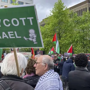تجمع احتجاجي أمام مقر أولمبياد باريس 2024 للمطالبة بحظر مشاركة إسرائيل
