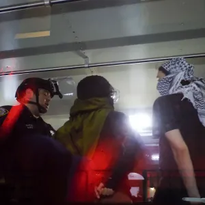 فيديو: شرطة نيويورك تقتحم جامعة كولومبيا وتفض اعتصام قاعة هاميلتون وتعتقل عشرات الطلاب