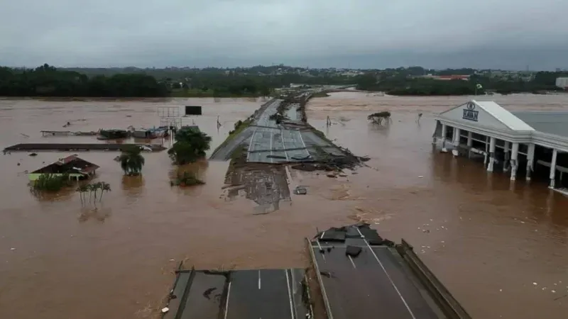 البرازيل.. (58) قتيلاً و(67) مفقودًا على الأقل جراء الفيضانات