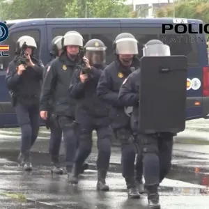 شاهد: قبل أولمبياد باريس... تمرين موسع يحاكي هجومًا إرهابيًا للشرطة في فرنسا وإسبانيا