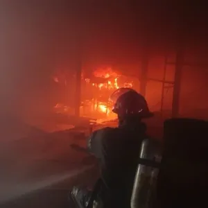 حريق بمنطقة النهضة وسط بغداد.. والدفاع المدني يكشف التفاصيل (صور)